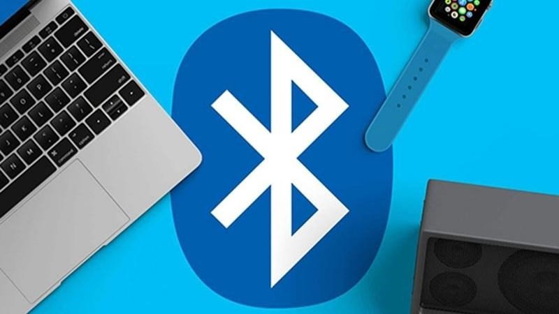 Người dùng tận hưởng âm nhạc từ hai tai nghe cùng lúc qua Bluetooth 5.3