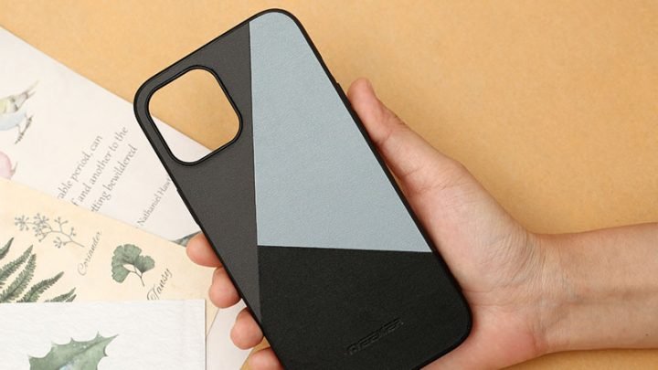 Người dùng tháo ốp lưng kim loại để khắc phục tai nghe bluetooth không nghe được