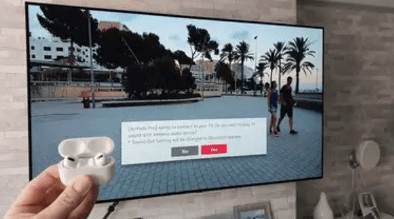 Người dùng trải nghiệm âm thanh sống động khi bật Bluetooth trên Tivi LG để kết nối với tai nghe