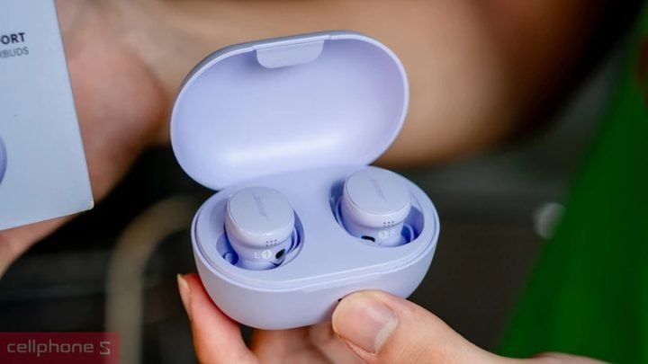 Người dùng trải nghiệm âm thanh từ tai nghe Bose QuietComfort Earbuds đã qua sử dụng