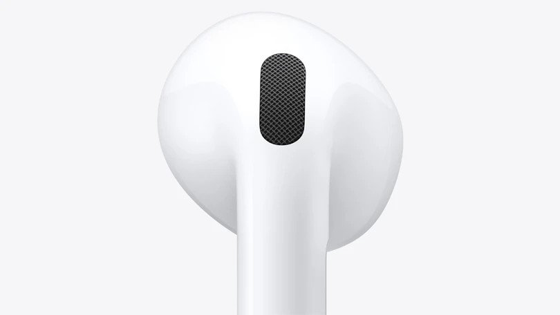 Người dùng trải nghiệm tai nghe bluetooth Airpods khi đang sử dụng điện thoại