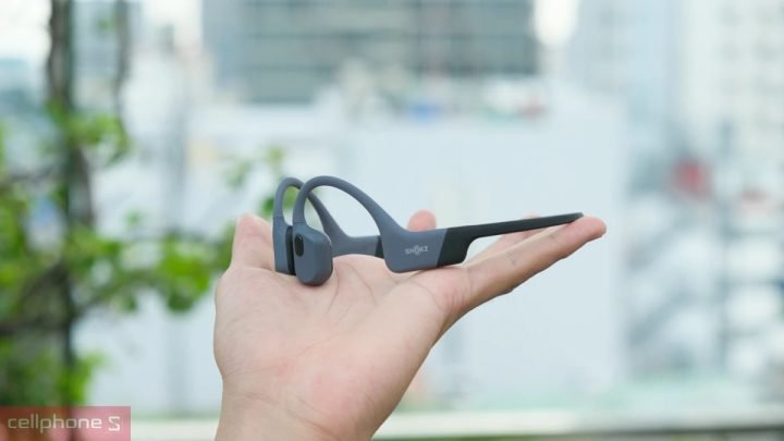 Người dùng trải nghiệm tai nghe truyền qua xương Shokz trong môi trường mở