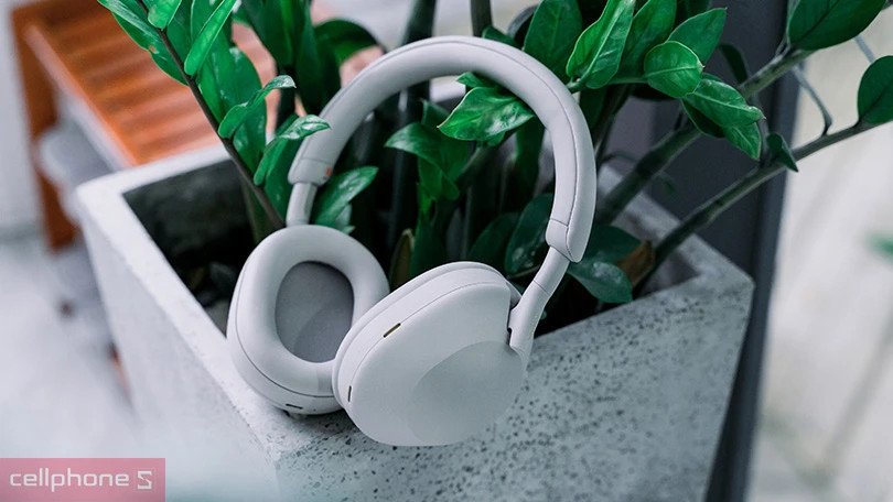 Người dùng trải nghiệm tính năng chống ồn trên tai nghe Sony WH-1000XM5