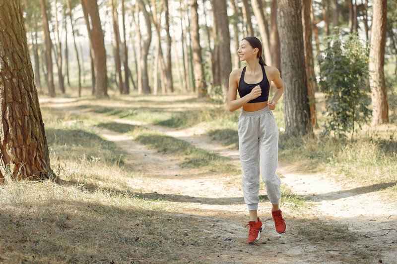 Người phụ nữ đang đi bộ, một cách làm cho tai nghe rõ hơn hiệu quả