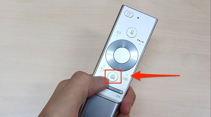 Nhấn nút Home trên remote tivi Samsung để bắt đầu quá trình kết nối Bluetooth