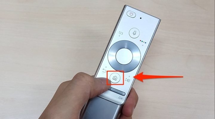 Nhấn vào nút Home trên remote của tivi Samsung để kết nối loa Bluetooth