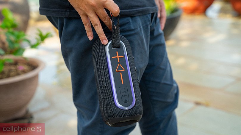 nút điều khiển và quai đeo tiện lợi trên loa bluetooth Olike S5