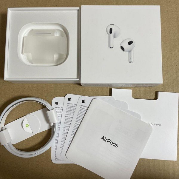 Phụ kiện đi kèm giúp bạn nhận biết tai nghe AirPod thật và giả
