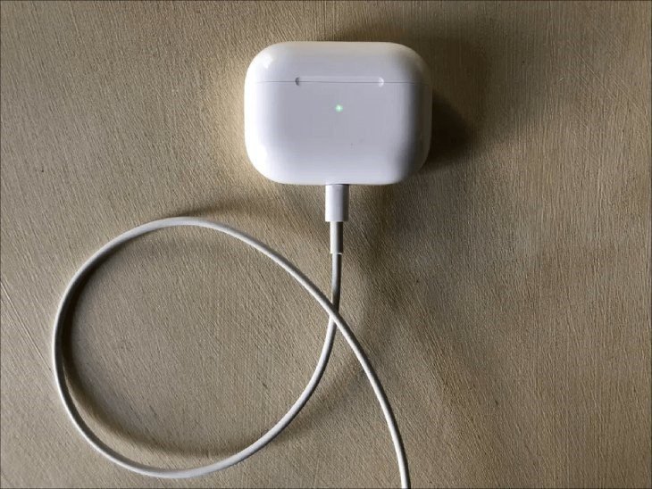 Sạc lại pin cho tai nghe Bluetooth bị cạn kiệt nguồn