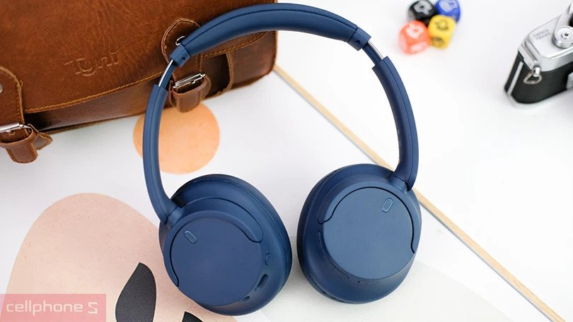 Sony WH-CH720N với đệm tai êm ái