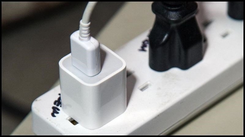 Sử dụng adapter điện thoại để sạc pin tai nghe đúng cách