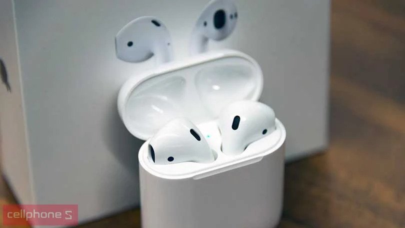 Tai nghe AirPods 2 trong hộp sạc thường, minh họa thời lượng pin