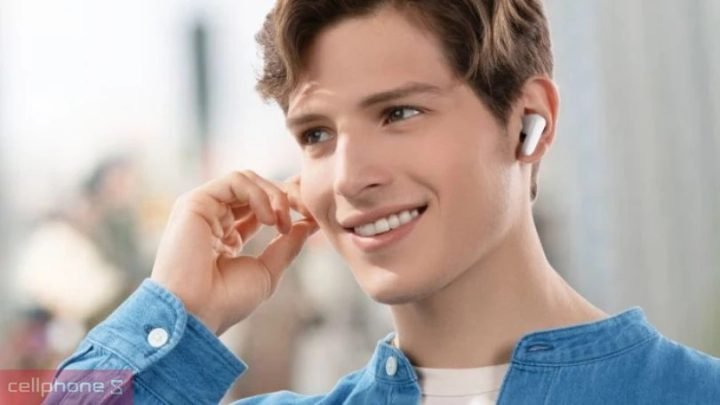 Tai nghe Anker R50i màu đen cùng hộp sạc đang mở hiển thị chất lượng âm thanh