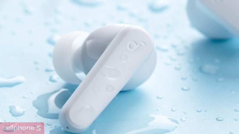 Tai nghe Anker R50i màu đen đang được đeo trên tai, thể hiện tính năng đàm thoại và kháng nước
