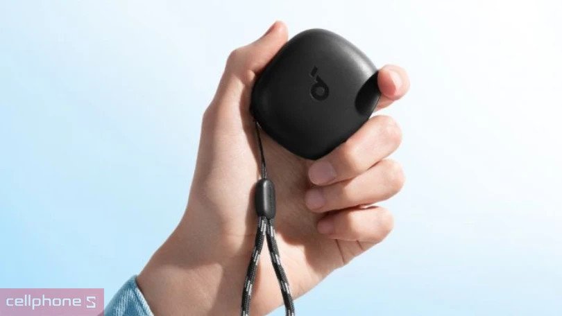 Tai nghe Anker R50i và hộp sạc màu đen thể hiện thời lượng pin ấn tượng
