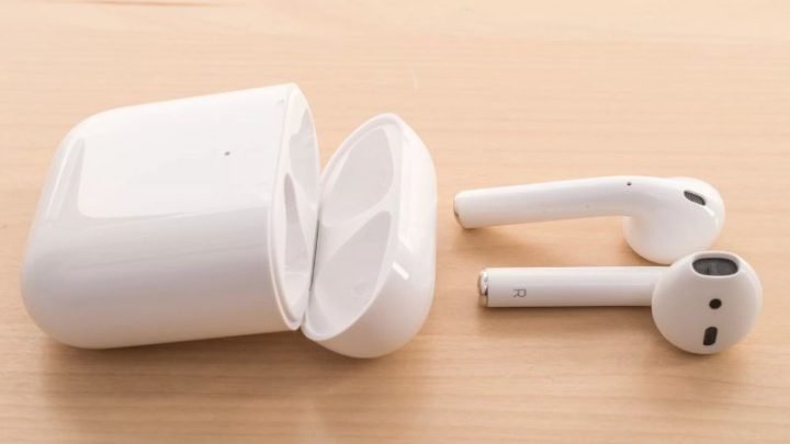 Tai nghe Apple AirPods có thiết kế sang trọng và chất âm tuyệt vời, được giới trẻ ưa chuộng.