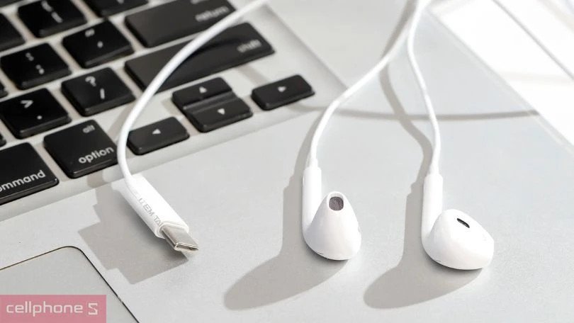 Tai nghe Apple USB-C đang được sử dụng trong môi trường ngoài trời, gợi ý tính năng chống mồ hôi và nước.
