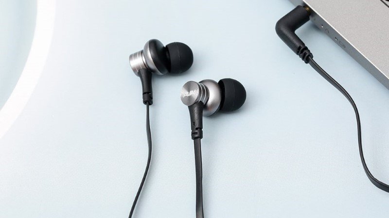 Tai nghe AVA+ LiveBass Y232 với micro thoại tiện lợi và phím điều khiển dễ sử dụng