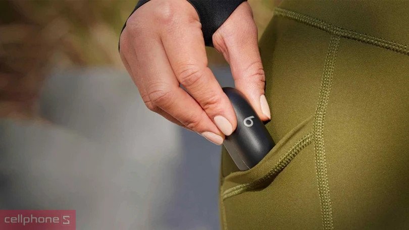 Tai nghe Beats Solo Buds với thiết kế năng động và hộp sạc