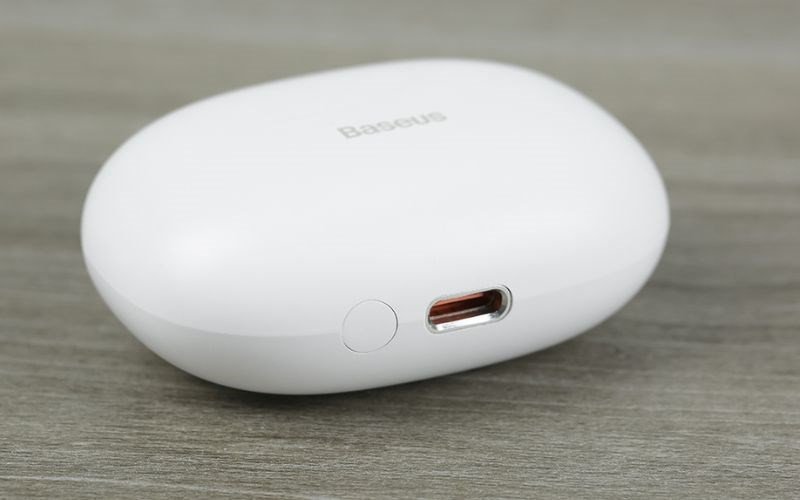 Tai nghe bluetooth Baseus Bowie E9 màu trắng, hộp sạc mở.