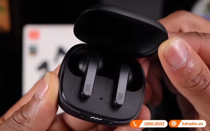 Tai nghe Bluetooth đang được sạc pin qua cổng USB
