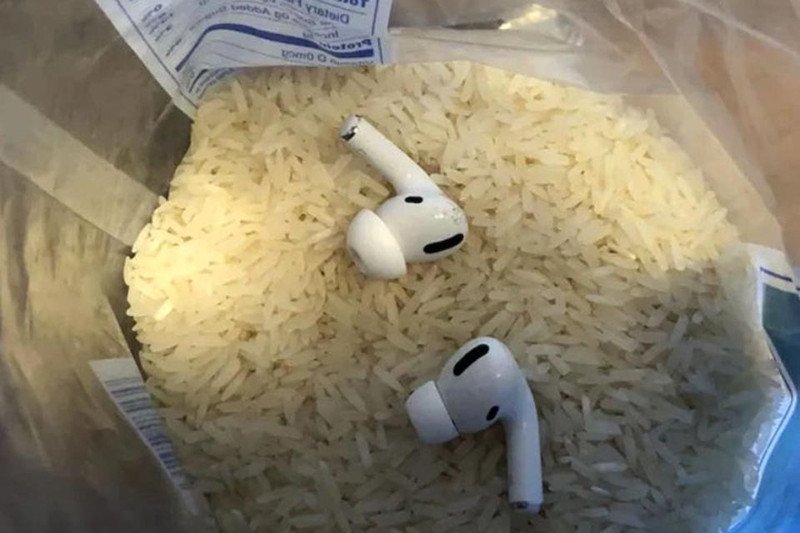 Tai nghe Bluetooth đang được vùi trong gạo để hút ẩm sau khi bị rơi vào máy giặt