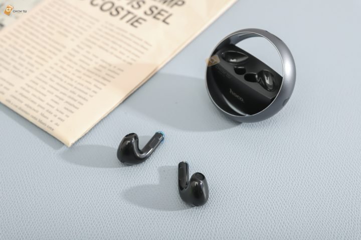Tai nghe Bluetooth Hoco EW23 màu trắng đang sạc trong hộp đựng