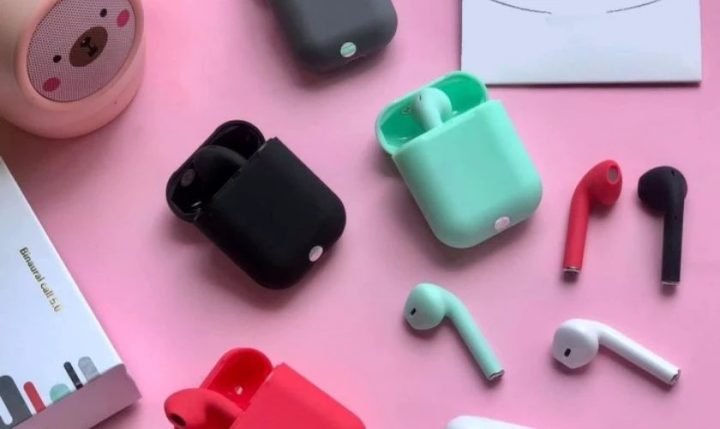 Tai nghe Bluetooth i12 với hộp sạc và thiết kế nhỏ gọn, tông màu trắng