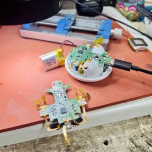 Tai nghe bluetooth màu đen được tháo rời