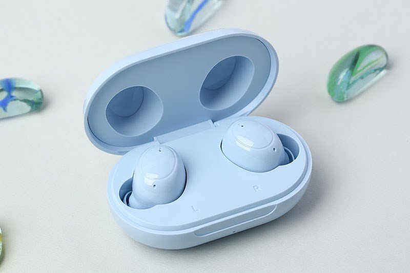 Tai nghe bluetooth OPPO với kiểu dáng sang trọng, mang lại vẻ ngoài tinh tế cho người dùng.