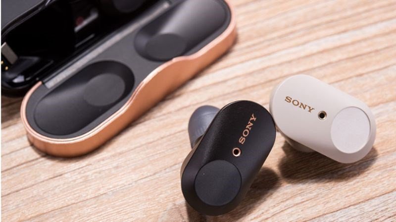 Tai nghe bluetooth Sony WF-1000XM4 màu đen trên bàn.