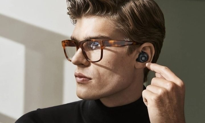 Tai nghe Bluetooth tiện lợi và phổ biến, không còn lo lắng về dây vướng víu.