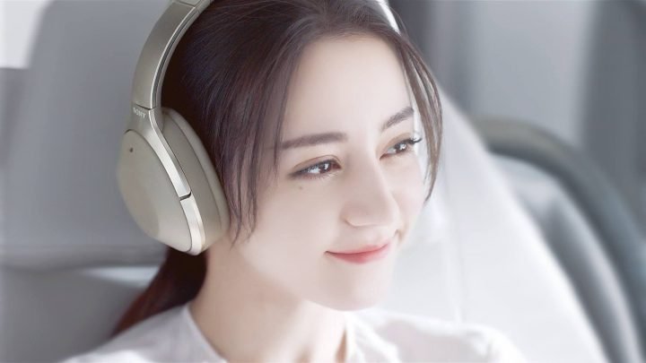 Tai nghe Bluetooth trên bàn làm việc