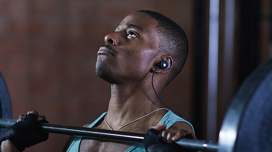 Tai nghe Bose Soundsport Wireless đang đeo trên tai