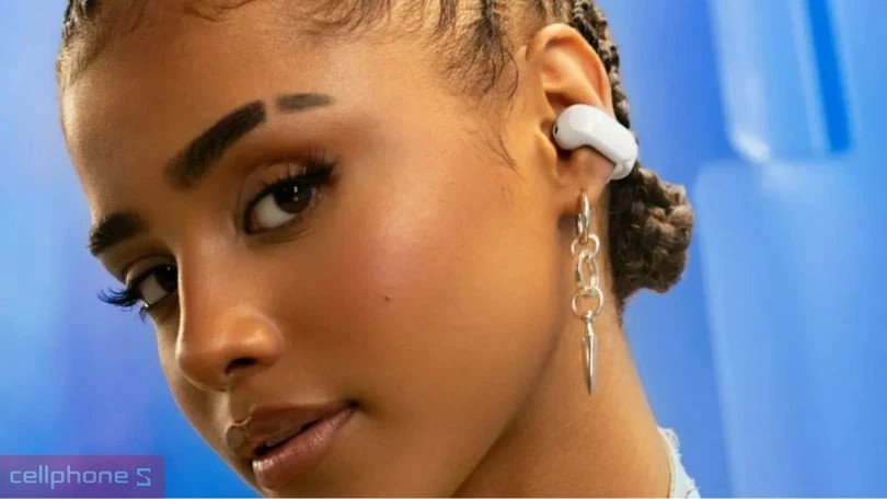 Tai nghe Bose Ultra Open Earbuds màu đen với khả năng kháng nước IPX4 và hệ thống micro đàm thoại
