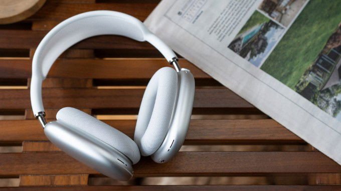 Tai nghe chụp tai Apple AirPods Max màu xám bạc với đệm tai êm ái