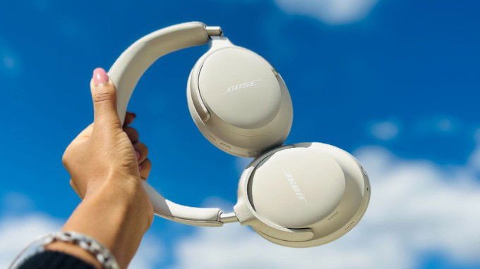 Tai nghe chụp tai Bose QuietComfort Ultra màu đen trên bàn
