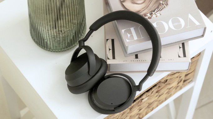 Tai nghe chụp tai Sennheiser ACCENTUM màu đen trên bề mặt gỗ