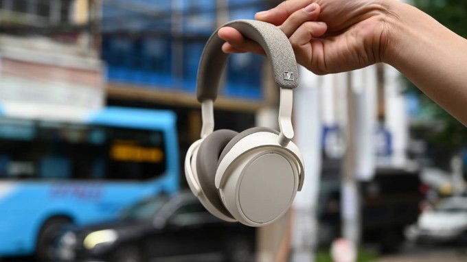 Tai nghe chụp tai Sennheiser Momentum 4 màu đen với hộp đựng