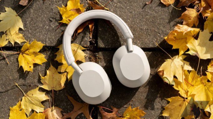 Tai nghe chụp tai Sony WH-1000XM5 màu bạc tinh tế trên nền tối
