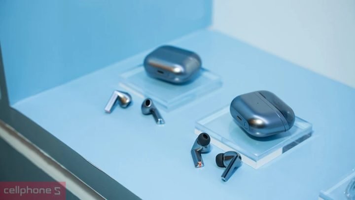 Tai nghe Galaxy Buds 3 Pro màu bạc trên nền trắng, nổi bật với thiết kế mới
