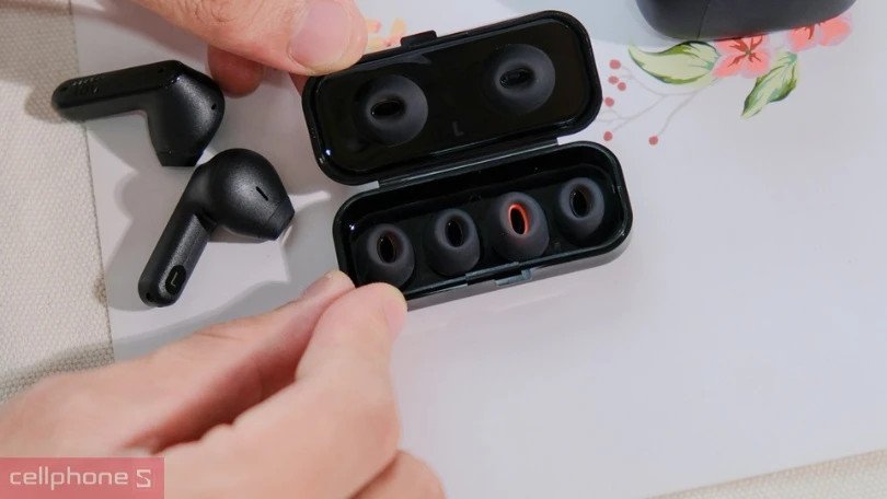 Tai nghe in-ear JBL có dây màu đen với logo thương hiệu rõ nét.