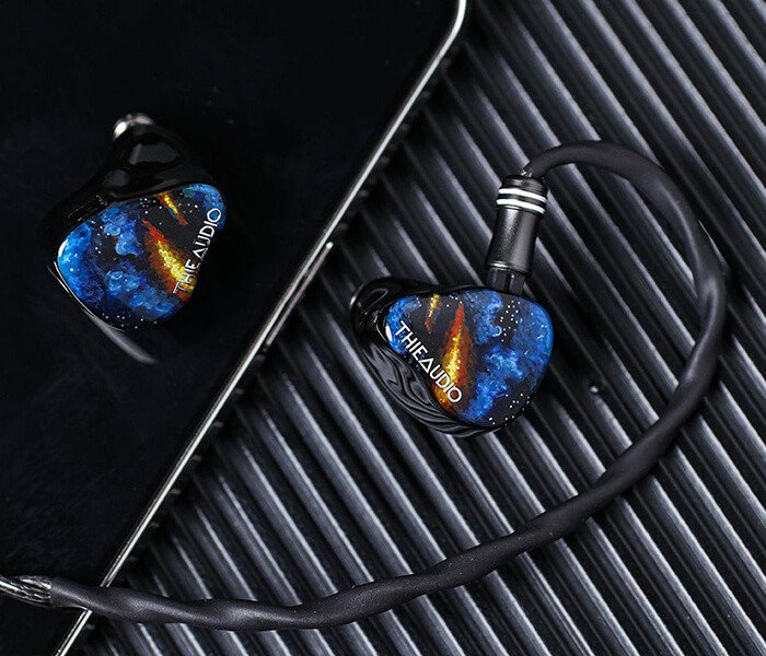 Tai nghe in ear monitor màu xanh lá cây với thiết kế tinh xảo