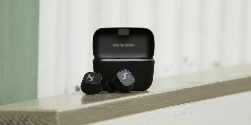 Tai nghe in ear monitor True Wireless màu trắng đặt trong hộp sạc