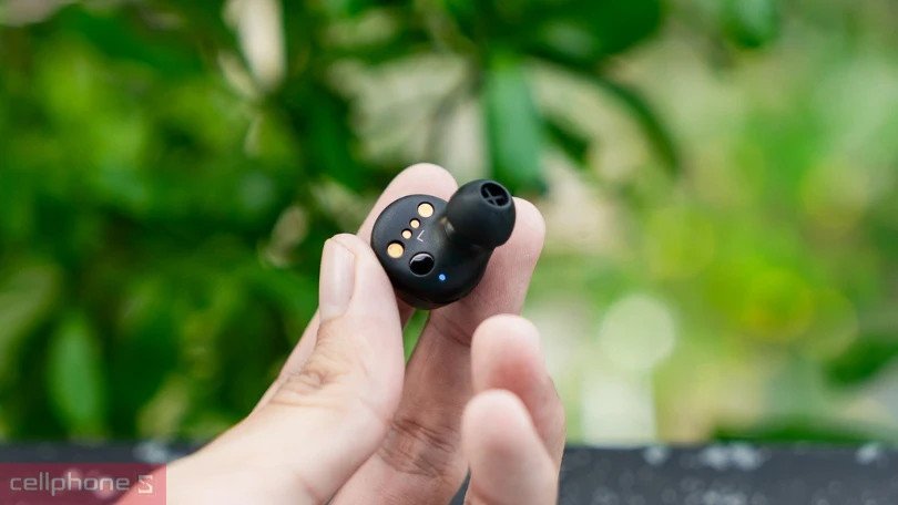 Tai nghe in-ear Sennheiser màu đen với nút điều khiển trên dây cáp.