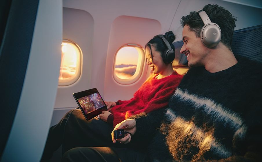 Tai nghe JBL Tour One M3 với thiết kế hiện đại và tinh tế, mang lại trải nghiệm nghe nhạc vượt trội.