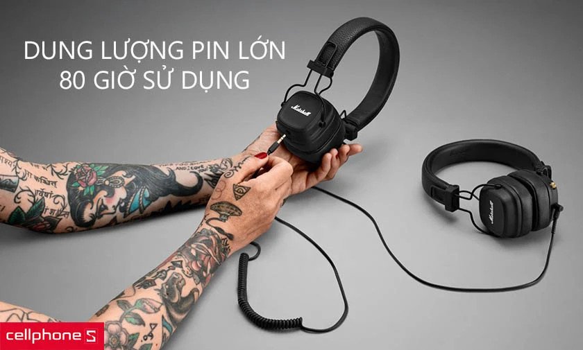 Tai nghe Marshall Major 4 đang sạc không dây trên đế sạc tiện lợi