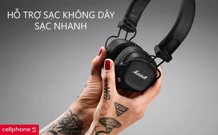 Tai nghe Marshall Major 4 đặt trên bàn, cận cảnh earcup và logo Marshall