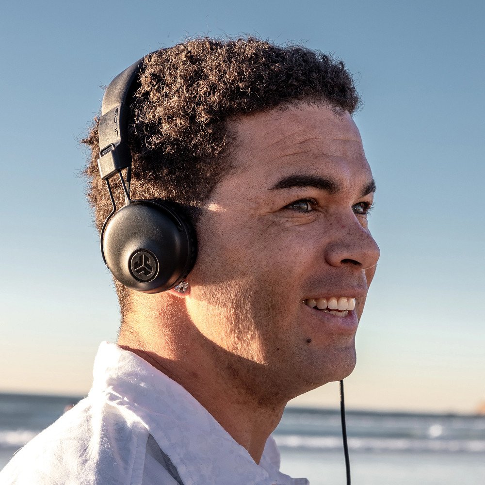 Tai nghe on-ear với thiết kế đệm tai vừa phải, cân bằng giữa âm thanh và nhận biết môi trường
