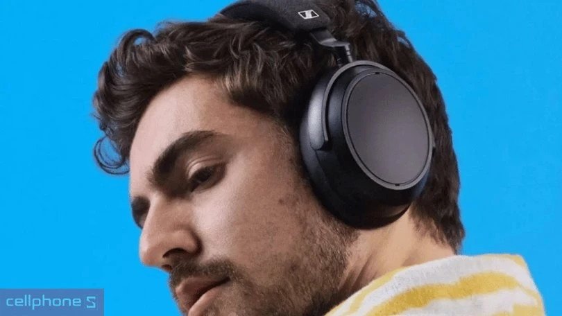 tai nghe Sennheiser Momentum 4 màu đen sang trọng đặt trên bề mặt phẳng